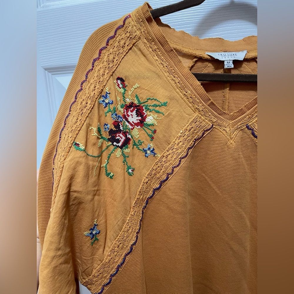 Tru Luxe Womens Embroidered V-Neck Top Blouse Size M Knit Floral NWT - Picture 6 of 11